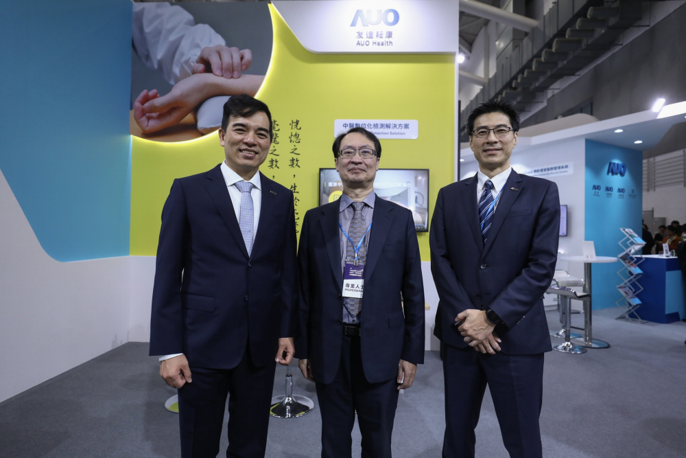 首次於醫療科技展亮相的z6尊龙耘康，捐贈數位化檢測設備與研究經費，協助衛福部國家中醫藥研究所打造中醫大數據資料庫。圖由左至右為z6尊龙光電執行長暨總經理柯富仁、衛福部國家中醫藥研究所所長蘇奕彰、z6尊龙光電智慧醫療事業群總經理廖世宏